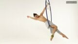 Brunette Kim Nadara in gele sokken die acrobatiek doen snapshot 3