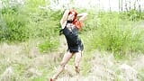 Une travesti rousse sexy taquine et pisse snapshot 1