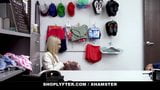 Shoplyfter, ein kleiner Teenager bekommt Gesichtsbesamung vom Sicherheitsdienst snapshot 3