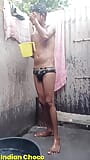 Niño indio del pueblo bañándose desnudo en público snapshot 12