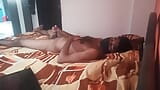 Расслабленный мужчина мастурбирует в постели snapshot 20