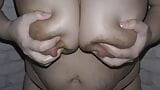 Hotwife Milky Mari commence à traire ses énormes seins en lactation en gros plan juste devant ton visage! snapshot 5