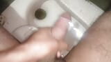 Pissande, sprutande pojke i badrummet runkar - pakistansk desi stor kuk snapshot 5