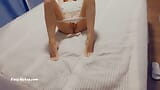 Orgasme quand seul à la maison. Home cam a attrapé sa demi-soeur en se masturbant et en orgasme. Belle soeur ayant un orgasme. Vraie vidéo m snapshot 14