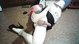 Puta sexy jugando con su clítoris duro en el piso snapshot 5