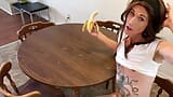 Mira a TS Ria Bentley masturbarse en la mesa de la cocina y comerse su propio semen snapshot 14