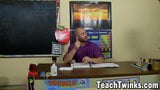 Zierlicher schwarzer Homo wird unerbittlich von seinem polierten Lehrer gefickt snapshot 3