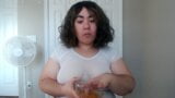 Stephanie Benitez mange une mangue snapshot 2