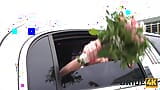 BRIDE4K. Novia de piernas largas en medias follada en el camino a la ceremonia de la boda snapshot 1