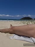 Madaussiehere nago chodzi po publicznej plaży snapshot 1
