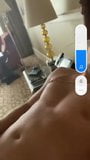 Calciatore russo artem dzyuba che gioca sul letto dell'hotel snapshot 1