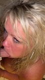 MILF montel blonde berkongkek tetek besar blowjob muka snapshot 2