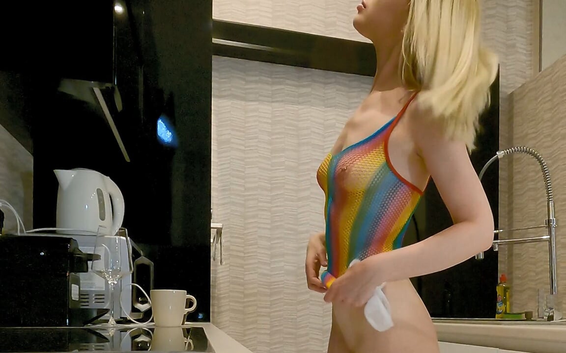 Musik festival rave mädchen in durchsichtigen super sexy netzstrümpfen körperanzug zieht ihr höschen aus, um blank zu ziehen