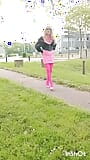 Sissy loopt rond in minirok en roze korset en toont haar kont aan automobilisten snapshot 1