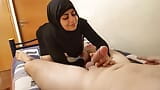 Mia Niqab faz garganta profunda e recebe porra na boca na cama snapshot 1