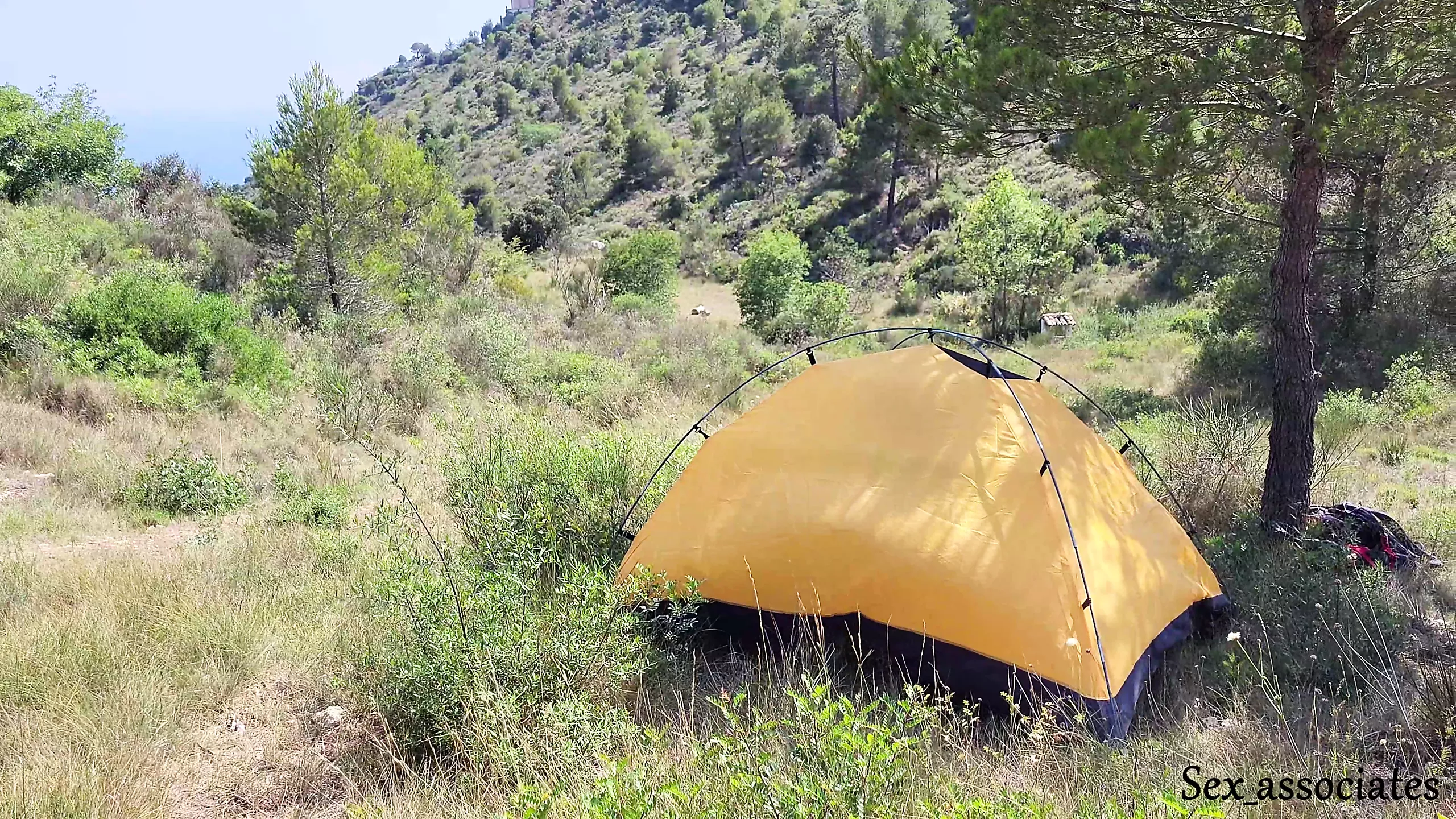 A turista hangos nyögéseket hallott, és rajtakapta a sátorban baszó párt.
