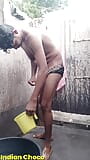 Ragazzo del villaggio indiano che fa il bagno nudo in pubblico snapshot 16