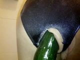 ereccion anal con pepino. snapshot 9