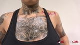 Entretien avec Geneviève Sinn, beauté tatouée à forte poitrine snapshot 3