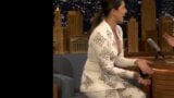 Priyanka Chopra modifica calda - intervista a Jimmy Fallon (con discorso) snapshot 10