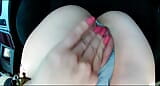 Fingering memekku di dalam mobil snapshot 9