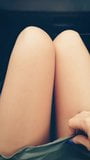 Spectacle de jambes torrides dans la voiture snapshot 1