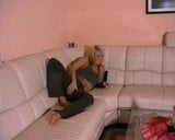 Prachtige blonde milf krijgt zichzelf klaar snapshot 1