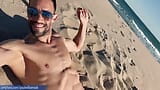 Homem latino sexy nu na praia pública snapshot 14