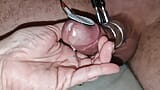 Éjaculation mains libres avec ma bite électro-stimulée. Squirting dans sa main snapshot 14