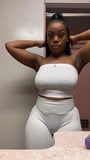 Une black en lycra blanc - cameltoe et seins snapshot 3