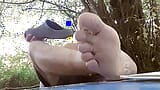 Gros porc punk et ses gros pieds odorants en forêt, en branle sur de la techno ! snapshot 4