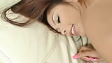 Opalająca się azjatycka nastolatka przyłapuje pnącza na oglądaniu jej masturbacji snapshot 13