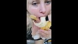 Mange cette banane - une MILF BBW sexy montre comment c'est fait snapshot 7