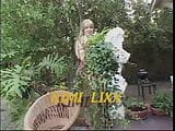 Hete blonde slet wordt in de tuin op een ligstoel genageld snapshot 1