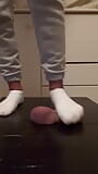 Schwanz trampeln und ballbusting mit meinen weißen knöchelsocken snapshot 2