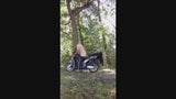 Esibizionista nudo all'aperto nel bosco pubblico si masturba snapshot 5