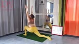 Regina Noir. Yoga in gelben Strumpfhosen beim Yoga im Fitnessstudio. snapshot 4