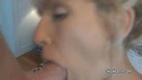 Die zierliche blonde MILF Jolene schluckt einen steifen Schwanz snapshot 7