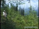 Ragazza cattiva ottiene festa di scopata in montagna nei boschi verdi snapshot 1