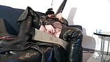 Perverse latex bessy trekt aan haar rubberen laarzen snapshot 2