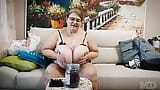 Même les hommes impuissants jouiront de ces seins ! Les seins gigantesques, énormes de ma belle-mère de taille 15 sont les plus gros de Russie. Macromastie. snapshot 12