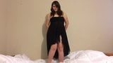 Gordita en vestido negro striptease snapshot 1