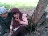 Siswi Berjilbab Asik Ciuman di Taman snapshot 15