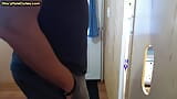 Vero gay papà fa gola al cazzo al gloryhole in un video domestico privato snapshot 16