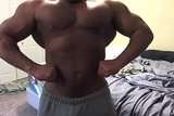 Bodybuilder mit großem Schwanz beugt snapshot 2