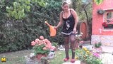 Geile huisvrouw die de planten water geeft en masturbeert snapshot 1