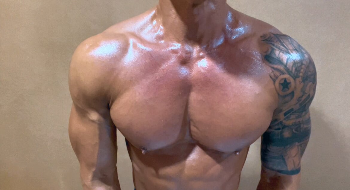 Adora a este musculoso asiático aceitado mientras muestra sus grandes pecas y juega con sus pezones