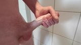 Grote pik en grote cumshot onder de douche snapshot 1