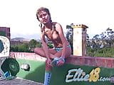 Ellie la salope adolescente se doigte la chatte snapshot 4