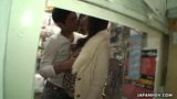 Ryo hace una mamada a su hombre en un sex shop snapshot 3